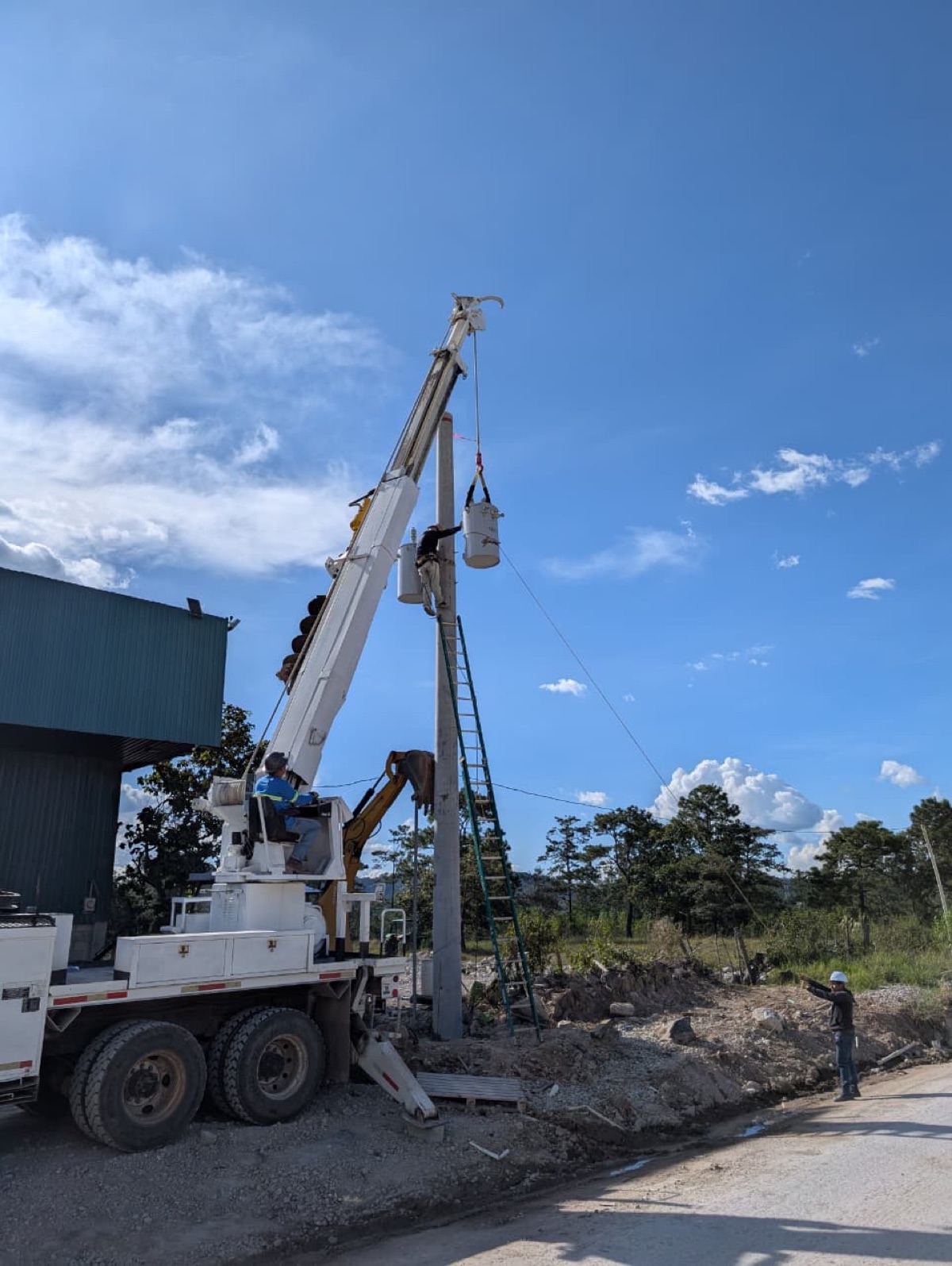 Instalación de sistema eléctrico trifásico en fábrica de Aluzinc