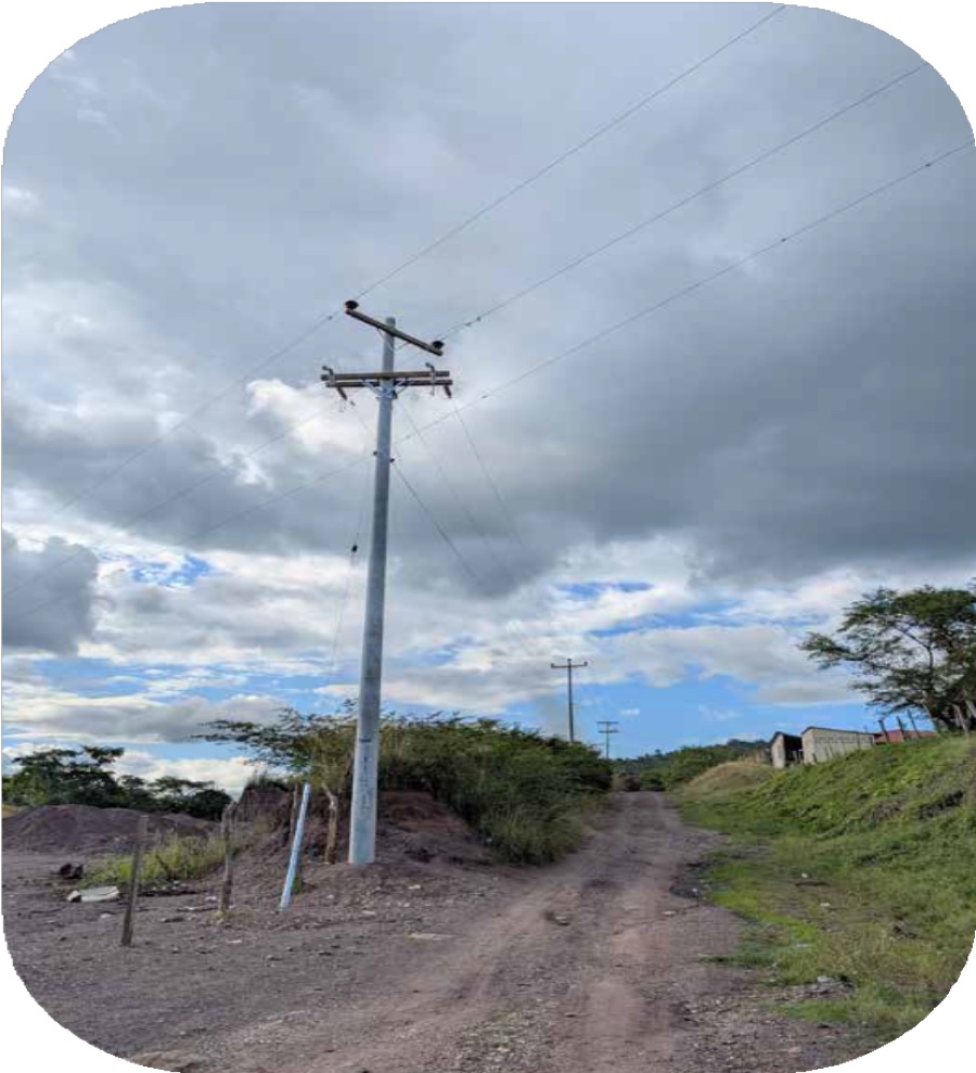 Línea primaria trifásica repotenciada en carretera rural