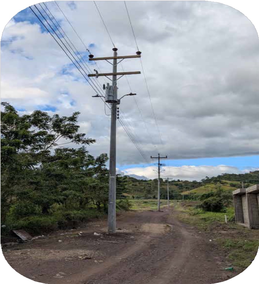 Postes de distribución eléctrica en lotificación Las Delicias