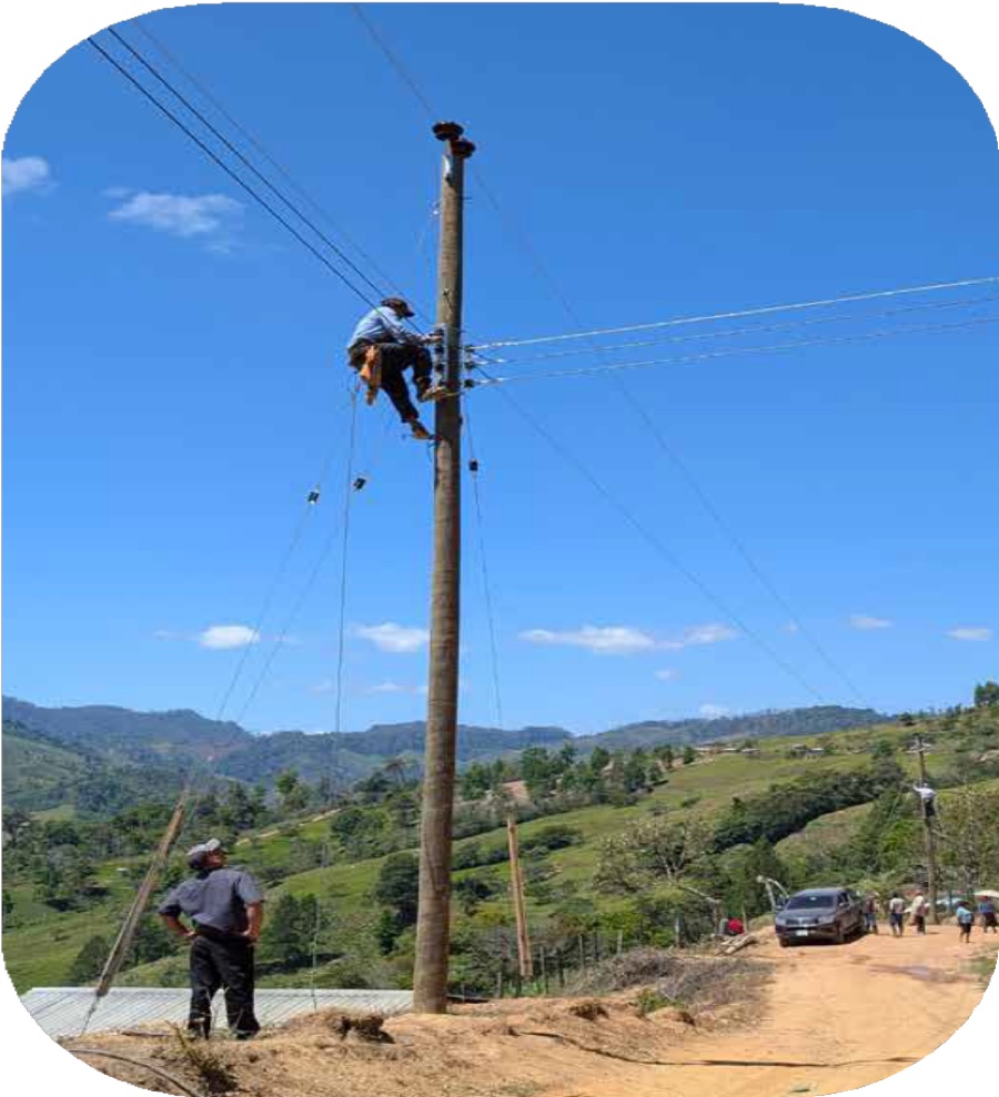 Liniero trabajando en poste de línea primaria en zona montañosa