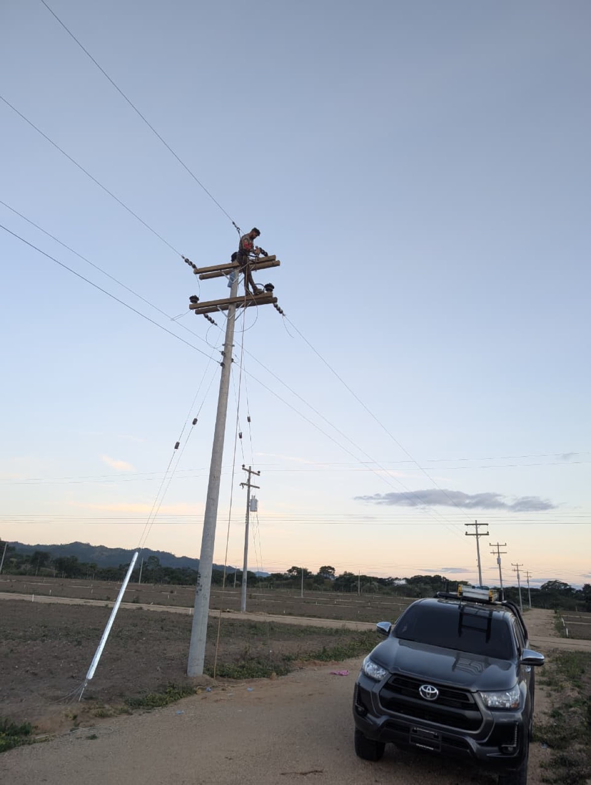 Poste con transformador instalado al atardecer en Villas Shalom