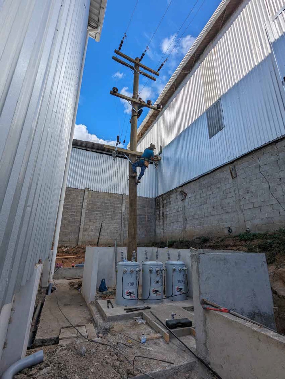 Instalación de banco de transformadores trifásico ejecutada por ENERDISE